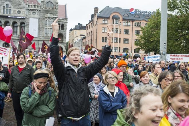 Lähes 30 000 ihmistä osoitti syksyllä 2015 mieltään hallituksen kaavailemia työelämän pakkolakeja vastaan. Lopulta hallitus luopui aikeestaan, jotka olisivat kaatuneet myös perustuslaillisiin ongelmiin. KUVA: Jukka Ritola/arkisto