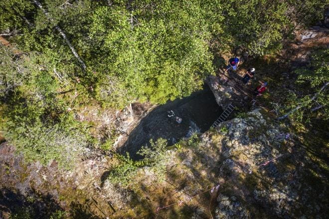 Ylistaron Vittingillä sijaitsevat rautakaivosmontut eivät ole turvallisia retkeilypaikkoja, koska niiden ympärillä ei ole vielä aitauksia. Rodoniittia sisältävä monttu on peräti 9 metrin syvyinen. Kuva: Maija Saanio