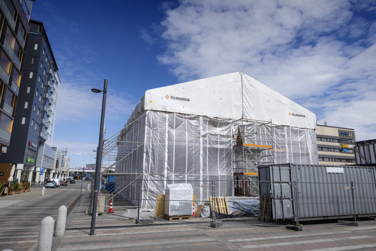 Toripaviljongin teko alkoi väliaikaisen lavan purkutöillä helmikuussa. Vuosina 2020–2021 paviljonkia varten tehtiin jatkovalmistelut riisutun suunnitelman pohjalta. Kahvila päätettiin jättää pois. Paviljonkiin tulee vastaavasti nyt lisäksi av- ja valaistuksenohjauskeskus.