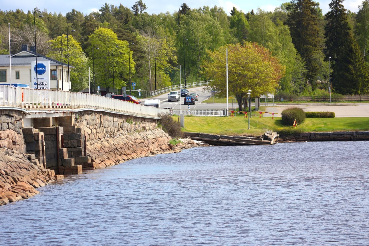 Pitkänsillan kupeessa oleva rantarakennelma on osittain romahtanut.