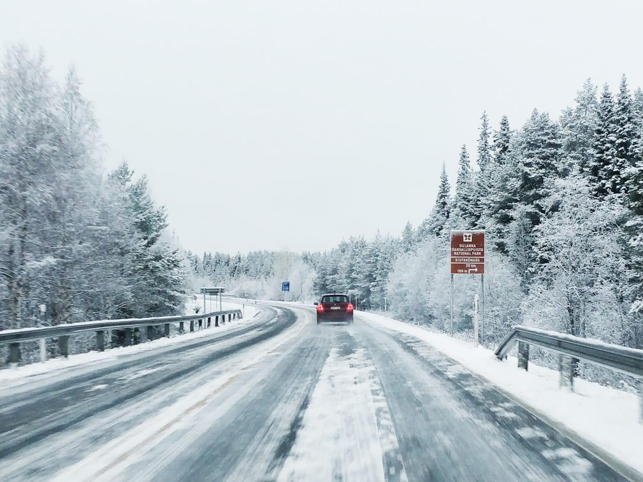 Ajokeli oli talvinen aamuyhdeksältä Kuusamossa Kemijärventielälä.