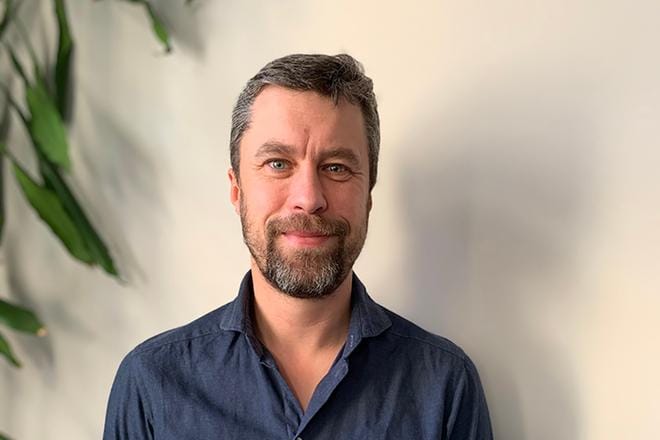 THL:n erikoistutkija Jonas Sivelä toivoo, että salaliitoista keskusteltaisiin syyllistämättä. Syyllistämisellä ei saada esimerkiksi epäröijiä rokottautumaan. Parempia keinoja olisivat hänestä tiedon lisääminen ja panostaminen rokotuspalveluiden vaivattomuuteen.