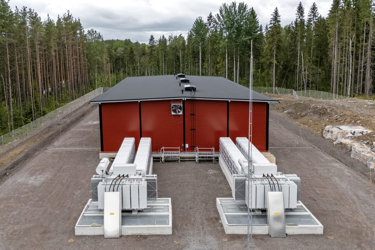 Merus Power toimittaa ensi vuonna Exilionille Tervolan Varevaaraan sähkövaraston. Kuvassa on yhtiön vime vuonna Ardianille Lappeenrantaan toimittama sähkövarasto, joka näyttää ulkoapäin samanlaiselta kuin Tervolan tuleva varasto.