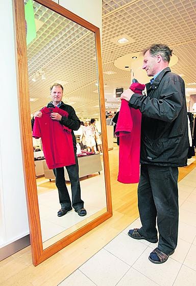 Juhani Jormanainen mallaa punaista pikeepaitaa odotellessaan saavansa Mersunsa huollosta.