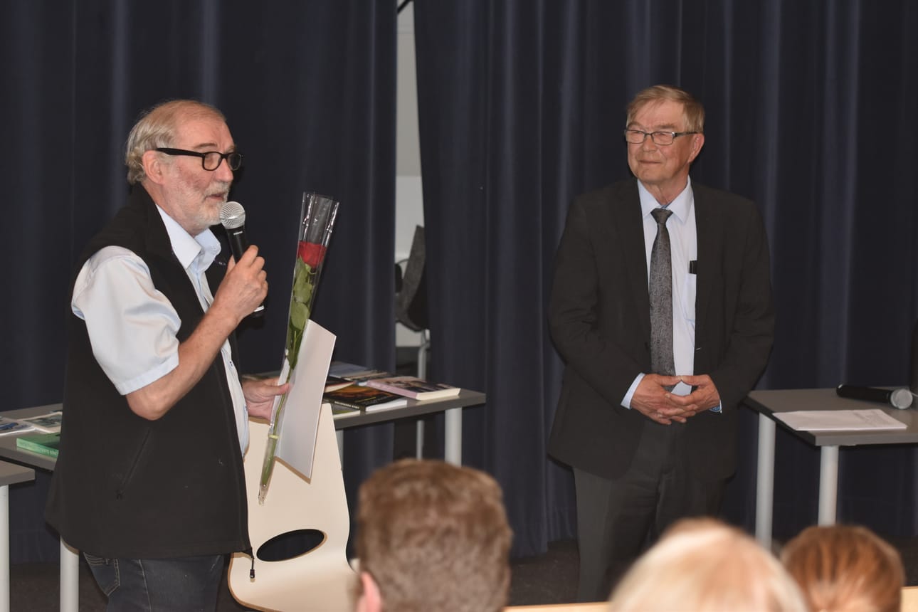 Juhani Eskolan ja Tapio Räisäsen kirja Minä Tapsa sai kunniamaininnan sarjassa elämäkerralliset teokset. Takana kilpailun päätuomari Niilo Keränen.