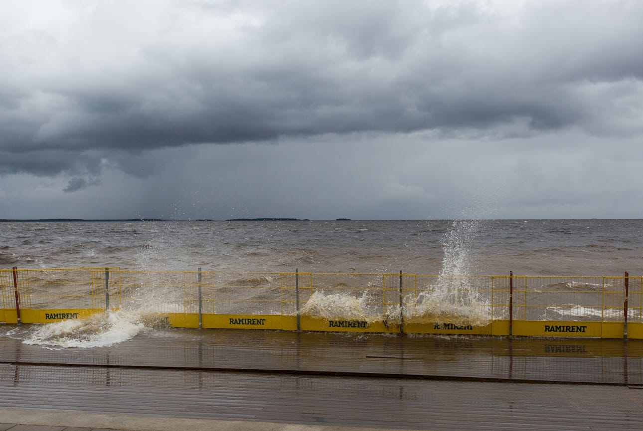 Kalevan lukija nappasi kuvan Rauli-myrskyn riepottelemasta Nallikarista.