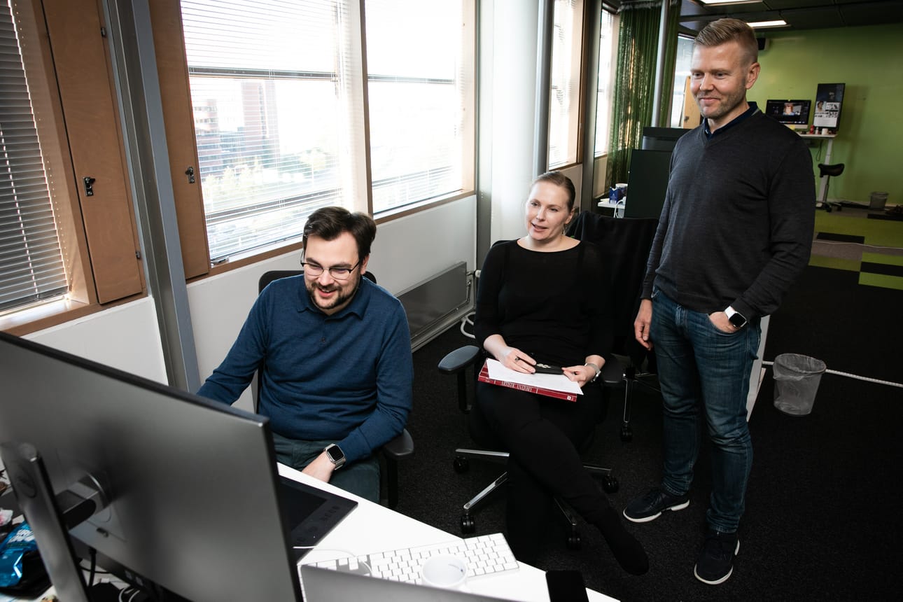 Metacoren toimitusjohtajan Mika Tammenkosken (oik.) mukaan vielä kymmenen vuotta sitten suomalaiset peliyhtiöt eivät kiinnostaneet varsinkaan ulkomaalaisia sijoittajia, mutta nyt tilanne on päinvastainen. Mikko Sillanpää ja Katja Louhio esittelevät pelin päivityksiä Tammenkoskelle.