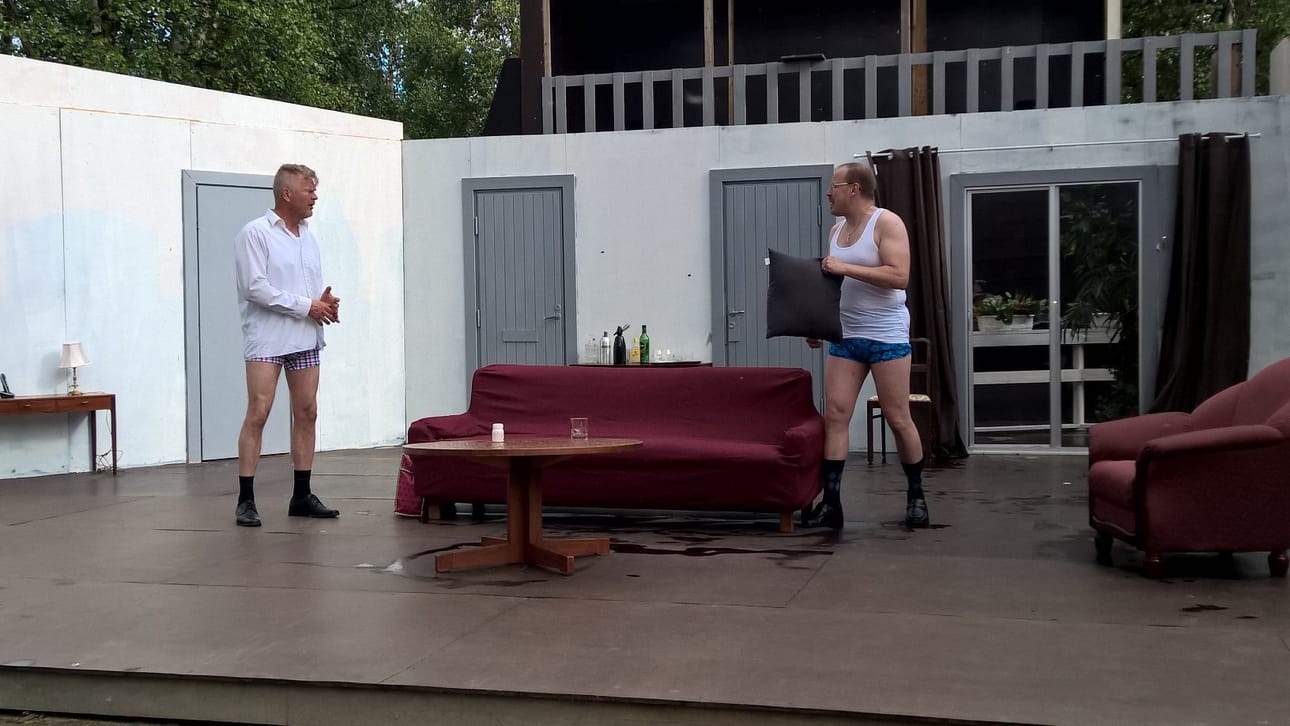 Matti Ervastilla ja Esa Tikkasella on lavalla hengästyttävä tahti, sillä molemmilla on näytelmässä noin kolmesataa repliikkiä.