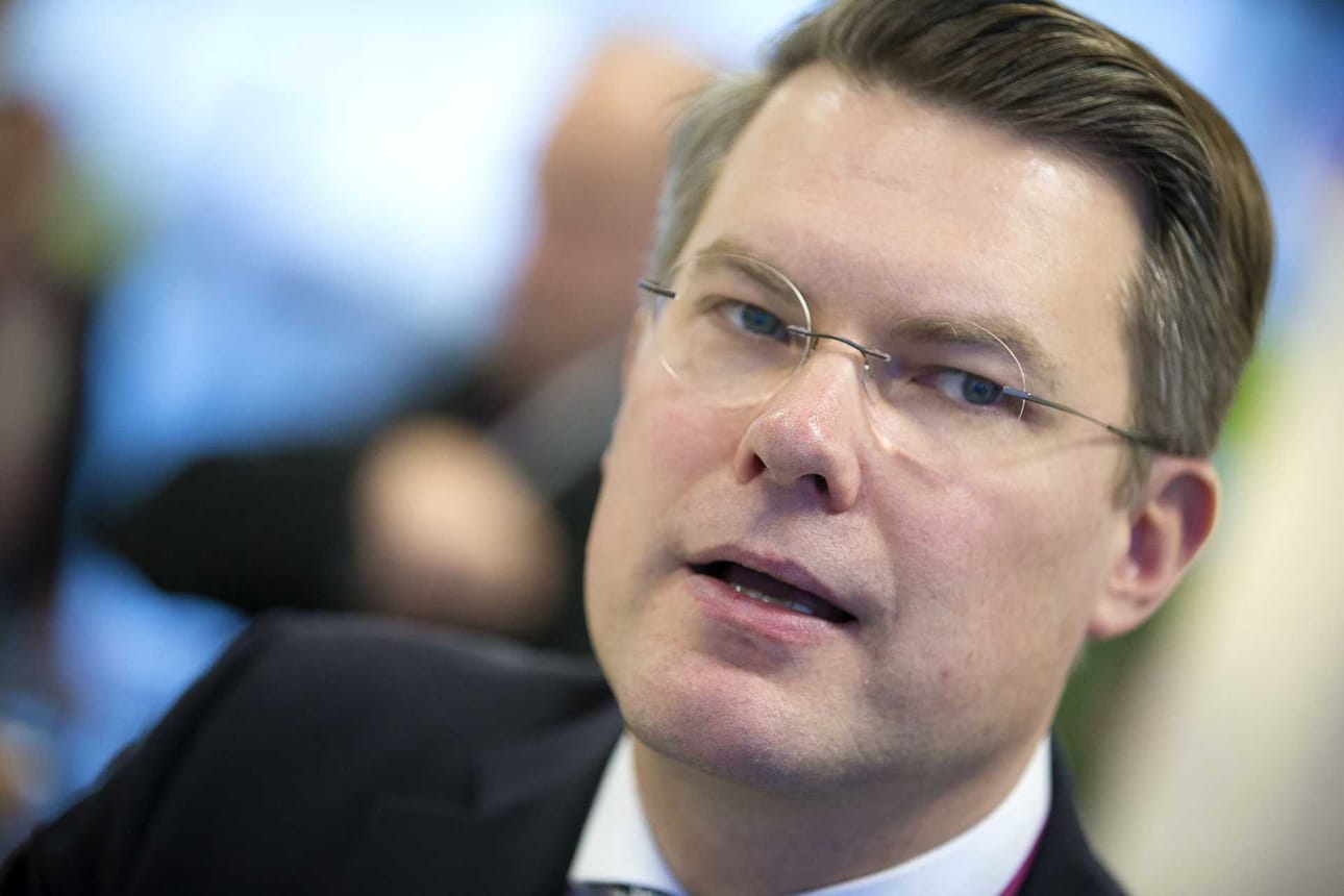 Fennovoiman toimitusjohtajan Toni Hemmingin mukaan suomalaisten vaatimusten ja lainsäädännön huomioiminen suunnittelutyössä on vienyt laitostoimittajalta enemmän aikaa kuin Fennovoima alun perin odotti.