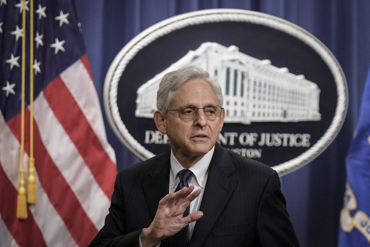 Oikeusministeri Merrick Garland on pyytänyt tuomaria julkistamaan oikeuden myöntämän etsintäluvan sisällön. LEHTIKUVA/AFP