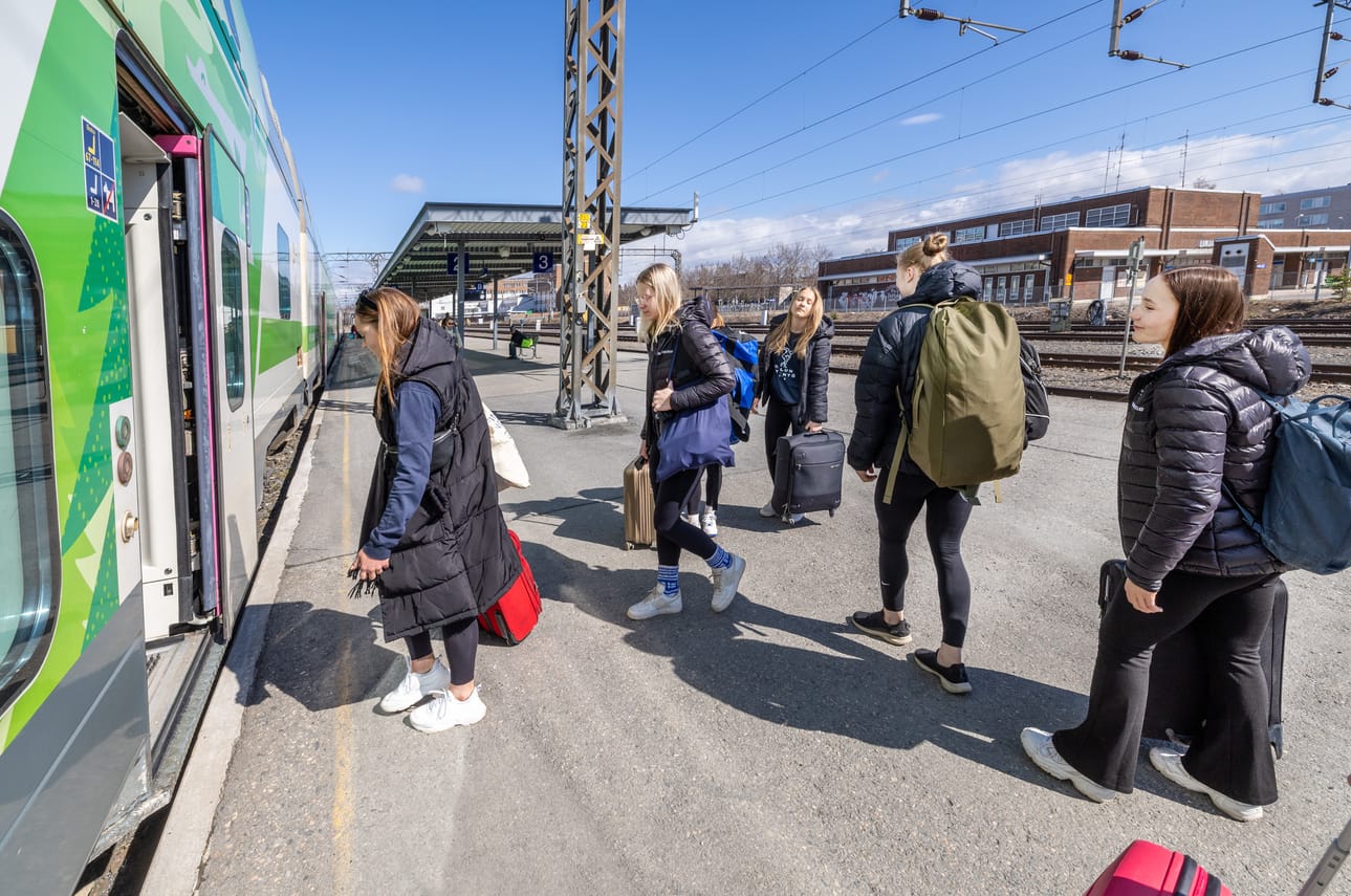 Oulun Pyrinnön voimistelijat lähtivät perjantaina Tampereelle SM-kisoihin.