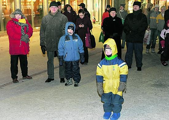 Tiernapoikia katsomaan. Mäläskän perheen pojat ovat tiernapoika faneja siinä määrin, että heitä on päästävä katsomaan varta vasten. Rotuaarilla esiintyivät lähettiläsjoukkueeksi va