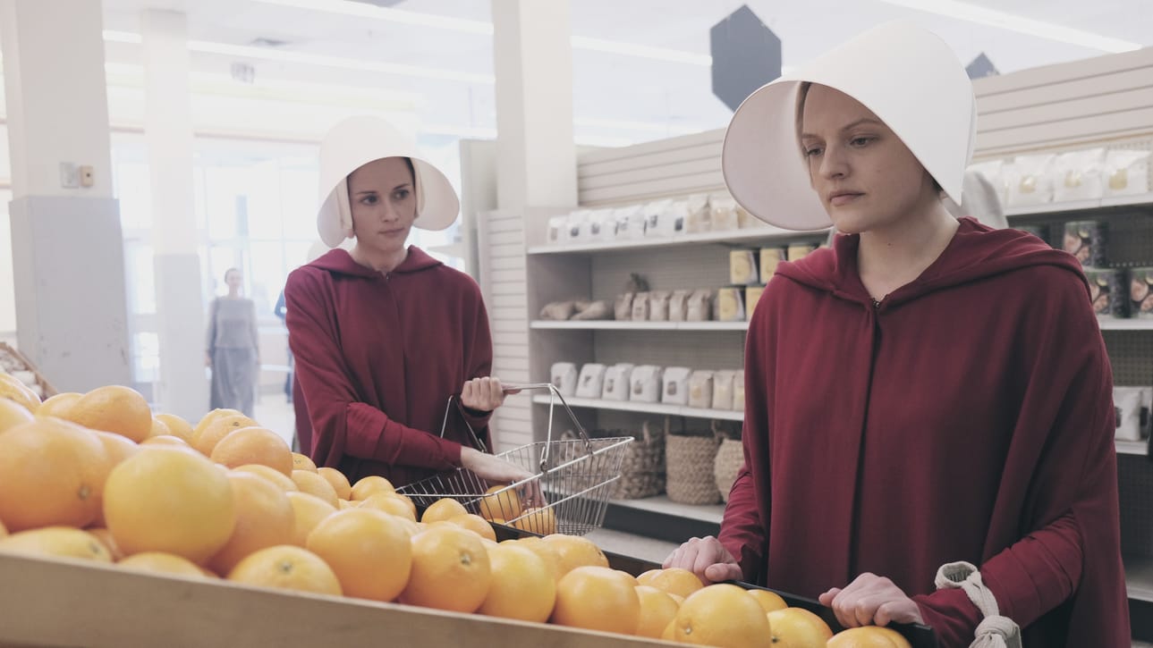 Päähenkilö Junea näyttelevä Elisabeth Moss on voittanut useita palkintoja roolisuorituksestaan The Handmaid's Talessa.