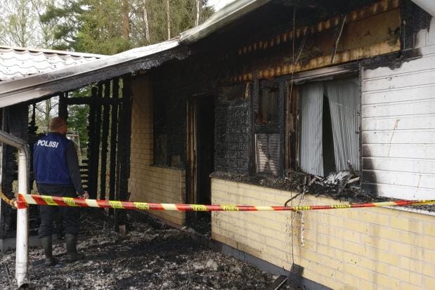 Syttymissyytä tutkivat henkilöt saapuivat asunnolle puolen päivän aikoihin. KUVA: JAAKKO ELENIUS