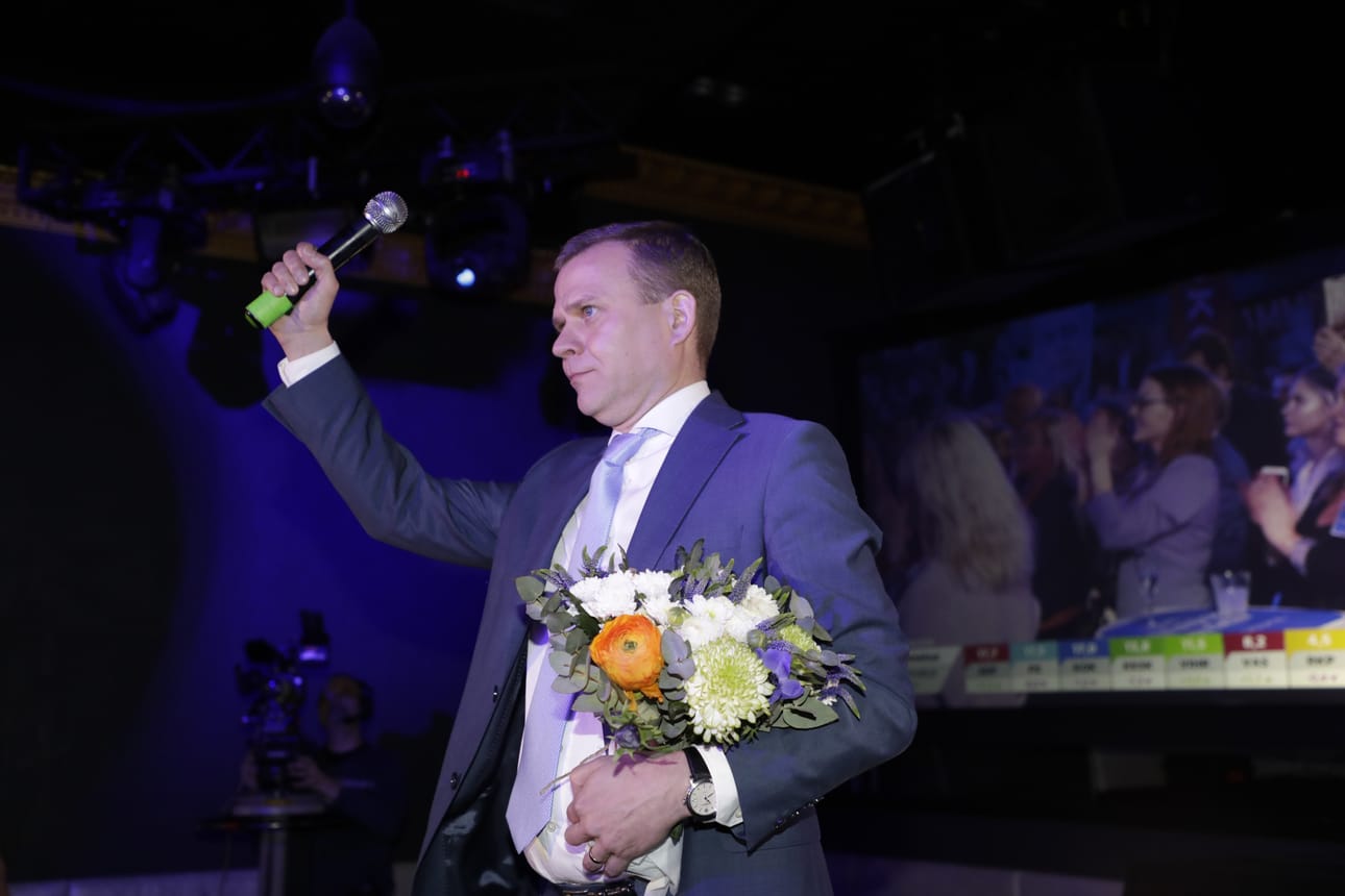 Petteri Orpo sai kokoomusyleisöltä raivoisat aplodit.