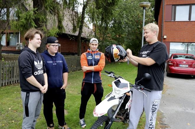 Järviseudussa vierailleet lukiolaiset Aaro Vistiaho (oik.), Lauri Vainionpää, Joonas Keisala ja Leevi Luoma-aho ajavat mopoillaan ja kevareillaan sekä hyöty- että hupiajoa. KUVA: SARI HEINILÄ