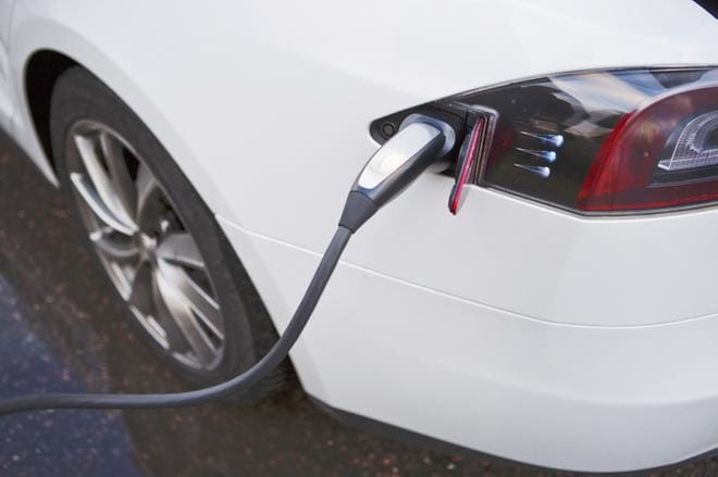 Tesla Model S -sähköauton lataus riittää 500 kilometrille, joten sähköauton ostolle on yksi este vähemmän. Latausjohdon paikka on vasemman takavalon kulmassa. Johdon kiinnitys ja irrotus on helpompaa kuin esimerkiksi Nissan Leafissa. KUVA: ALEKSI POUTANEN