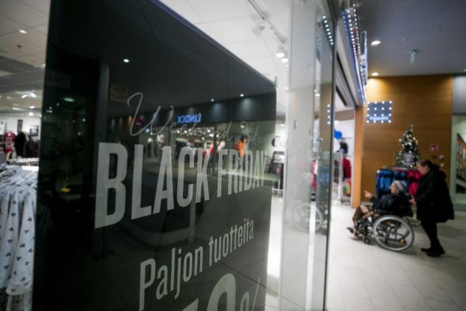 Black Friday eli Musta Perjantai -alennuskampanja näkyy tänä vuonna suomalaisissa kaupoissa isommin kuin koskaan aiemmin. Tuotteista on monenlaisia tarjouksia, suuriakin, ja osassa kaikki myymälän tuotteet on alettu, joissakin vain osa. KUVA: JAAKKO ELENIUS