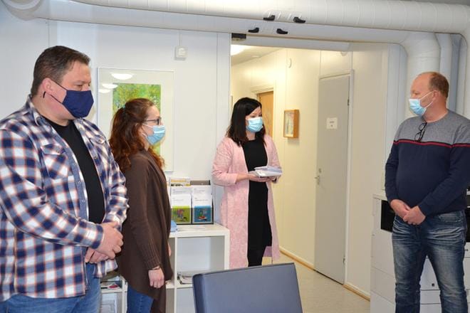 LC Alajärvi-Järviseudun klubipresidentti Janne Pitkänen sekä past presidentti Pekka Hannula luovuttivat ostokortit johtava sosiaalityöntekijä Satu Mäki-Fossille sekä perheohjaaja Jenni Siljamäelle. KUVA: SARI HEINILÄ