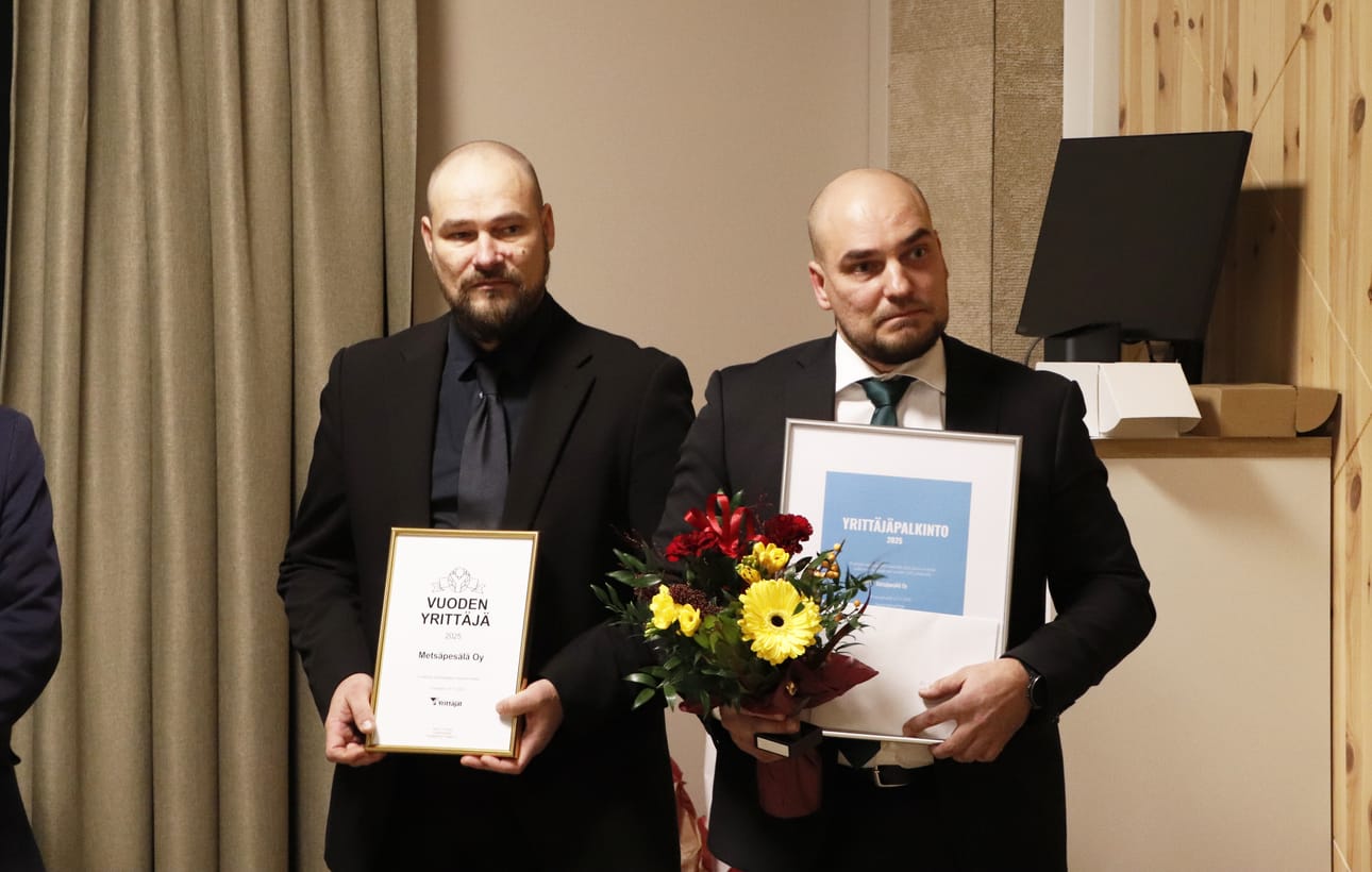 Timo ja Jouni Pesälä vastaanottivat Pudasjärven vuoden yrittäjä -tunnustuksen Pudasjärven Yrittäjien syyskokouksessa perjantaina 21. päivä marraskuuta.