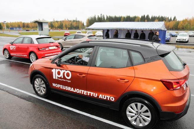 Kevyt- tai nuorisoautojen prototyyppejä on testattu Porissa ja Nokialla. Liikenteessä autot merkittäisiin T1-luokan rekisterikilvellä ja hitaan ajoneuvon varoituskolmiolla. Auto saisi painaa 1?500 kiloa, sähköauto enemmänkin. KUVA: Kari Pitkänen