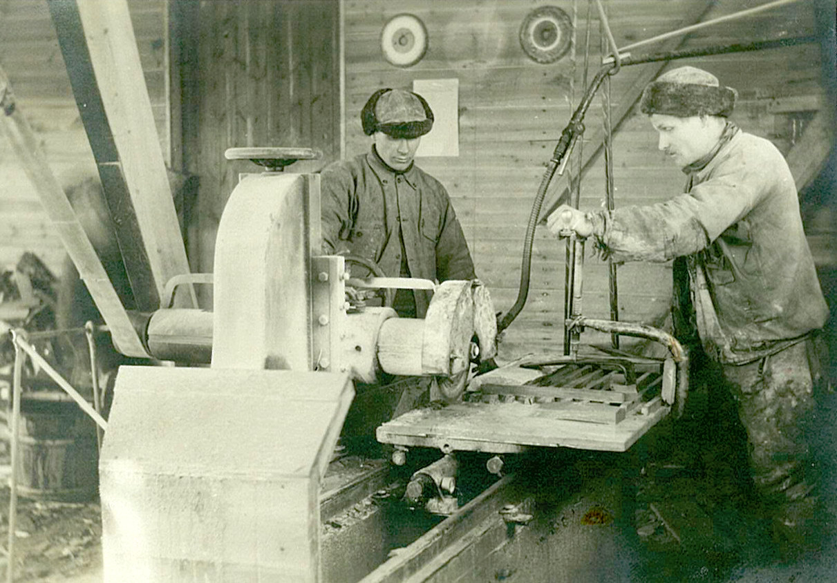 Kivisahurit Eetu Hanhela ja Herman Viinikka uuden kivisahan äärellä vuonna 1929, jolloin he alkoivat sahata eduskuntataloon meneviä kiviä.