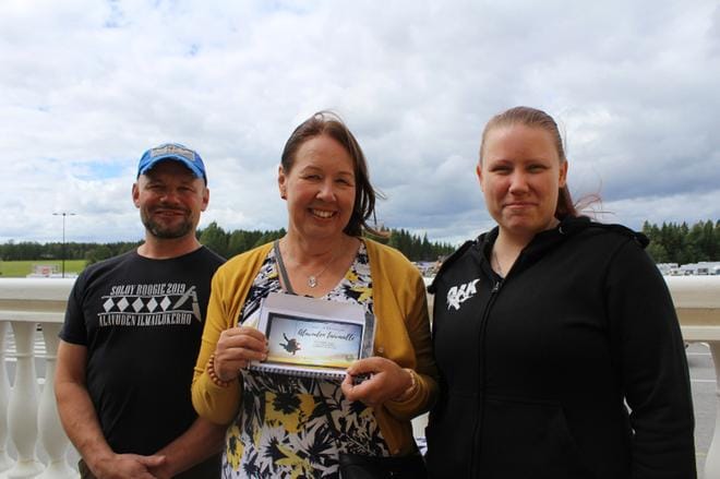 Alavuden ilmailukerhon sihteeri Tiia Takamäki ja kerhon johtokunnan jäsen Petri Peurala kutsuivat kaupunginjohtaja Liisa Heinämäen tandemhyppyyn. KUVA: REIJO HEIKKILÄ
