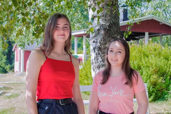Emma Pekkala ja Linda Kuparinen ovat 4H-yrityksiensä myötä oppineet paljon yrittäjyydestä. Kuva: Sarianne Lakso