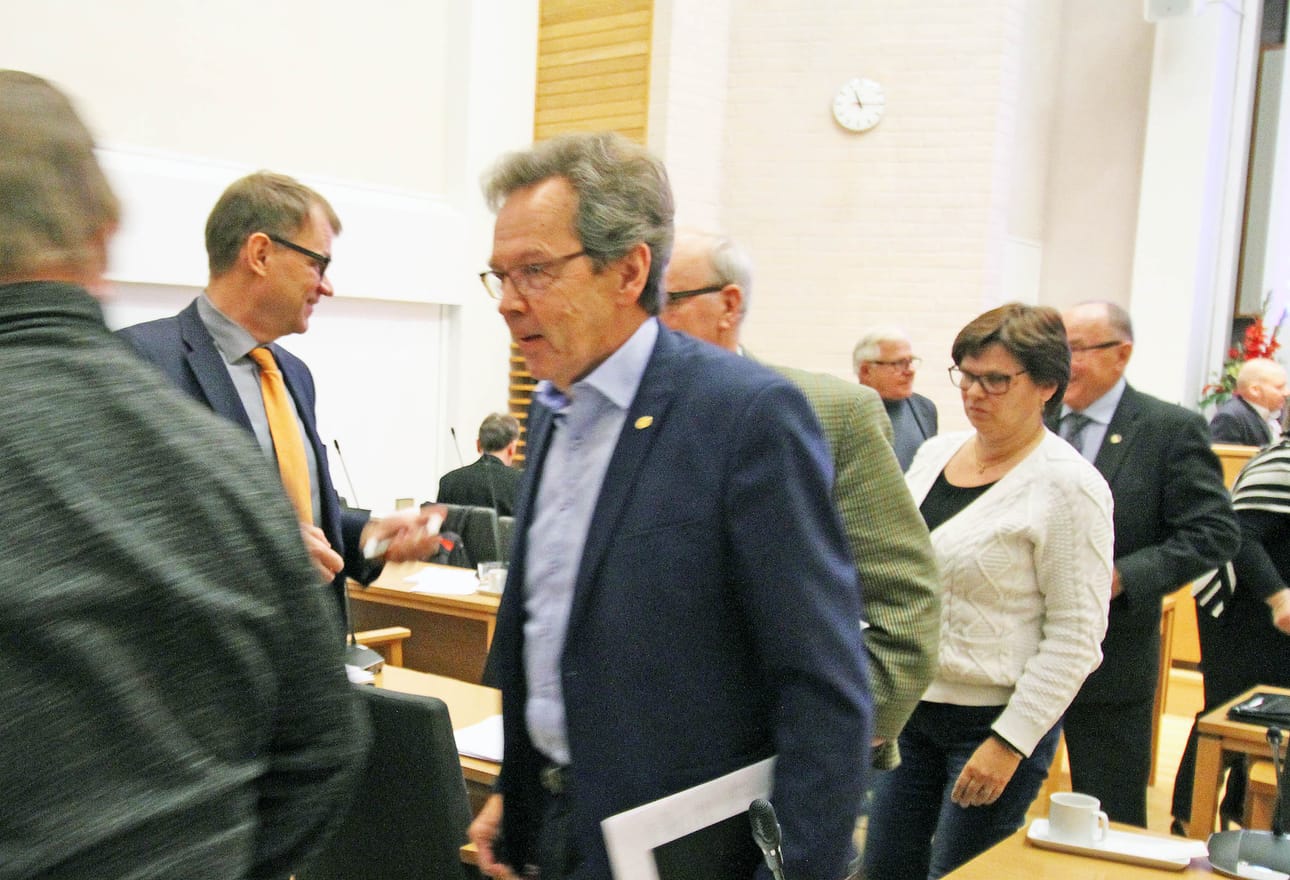 Pääministeri Juha Sipilä osallistui kotikuntansa valtuustoon. Sipilä käytti puheenvuoron pakolaisasiassa ja toivoi Kempeleen kantavansa osan vastuusta. Etualalla Seppo Heikkilä, joka esitti kertaluonteisen pakolaisten vastaanottomäärän nostamista 20:een. Häntä kannatti muun muassa Päivi Tarakkamäki (oikealla).