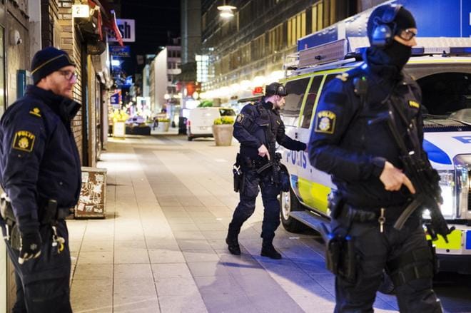 Poliisit olivat hyvin rauhallisia ja heitä oli joka paikassa, joten meillä oli ihan turvallinen olo, seinäjokelaistytöt kertaavat Tukholman iskua. KUVA: EMILIA KANGASLUOMA