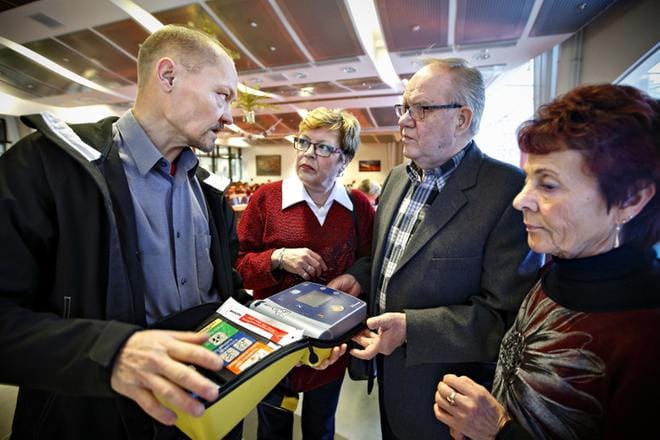 Jari Ristimäki näyttää Maria-Liisa ja Reima Mäkelälle vielä maallikkosydäniskuria, jonka avulla hän elvytti Reima Mäkelää. Ensimmäisen ratkaisevan ensiavun antoi Tuula Latvala. KUVAT: TOMI KOSONEN