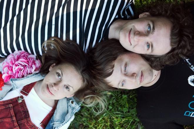 Näyttelijät Kristian Nordblad, Sofia Renkonen ja Måns Backman muodostavat Skolka, spela, dansa, dö -näytelmän ydinkolmikon. Kuva: Jonas Bergqvist
