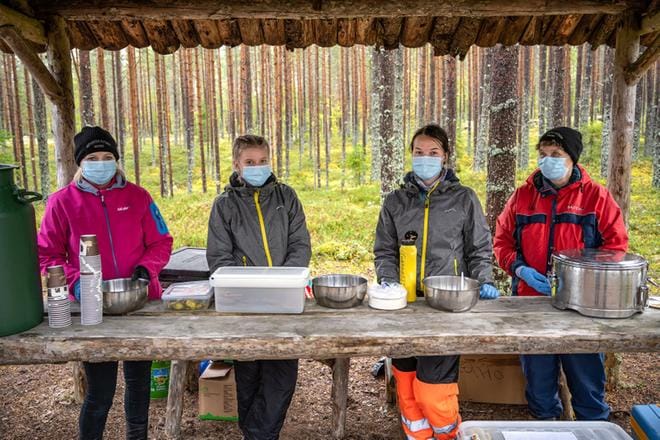 Vuoden 2020 Arpaisten patikka ei unohdu. Kaihiharjun ruokailupaikalla ahkeroivat Satu Laitila (vas.), Sarita Jussila, Aino Viirumäki ja Anitta Ketola.