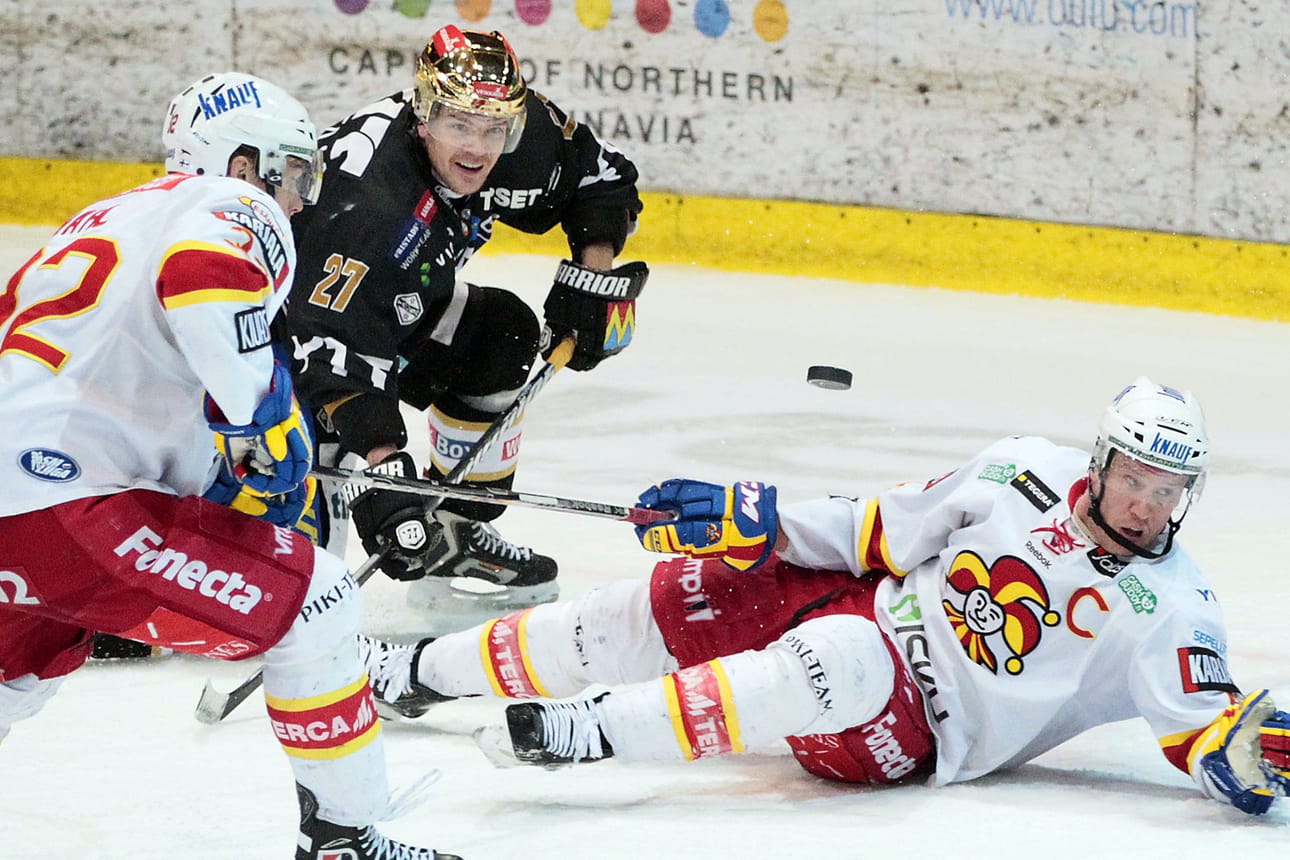 Jääkiekon SM-liiga oli viimeisen kerran auki kaudella 2012–2013. Kuva ottelusta Kärpät–Jokerit.