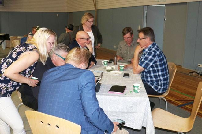 Jorma Kari, Jaakko Niemistö ja Juha Jokelainen pöydän päässä olivat muiden lailla tiiviisti tulosseurannan parissa varsinaisen vaalipäivän iltana. KUVAT: MARIANNE LÄHDE