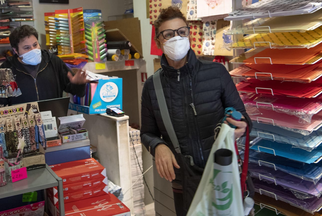 Kaupan työntekijä ja asiakas suojasivat itsensä hengityssuojaimella tiistaina Roomassa Italiassa.
