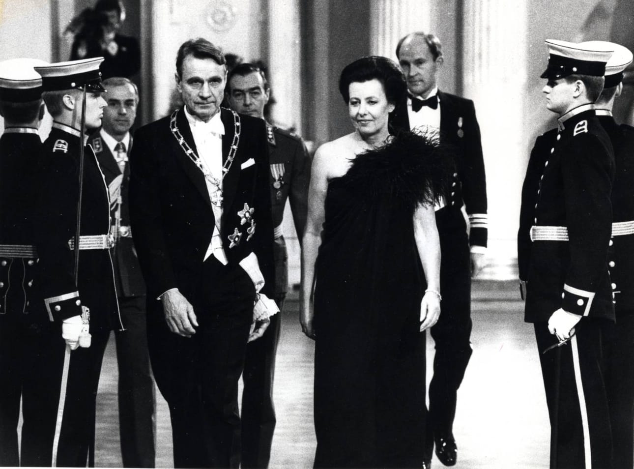 Presidenttipari Mauno ja Tellervo Koivisto saapuvat Presidentinlinnan Valtionsaliin vastaanottamaan vieraita linnanjuhlissa vuonna 1983.
