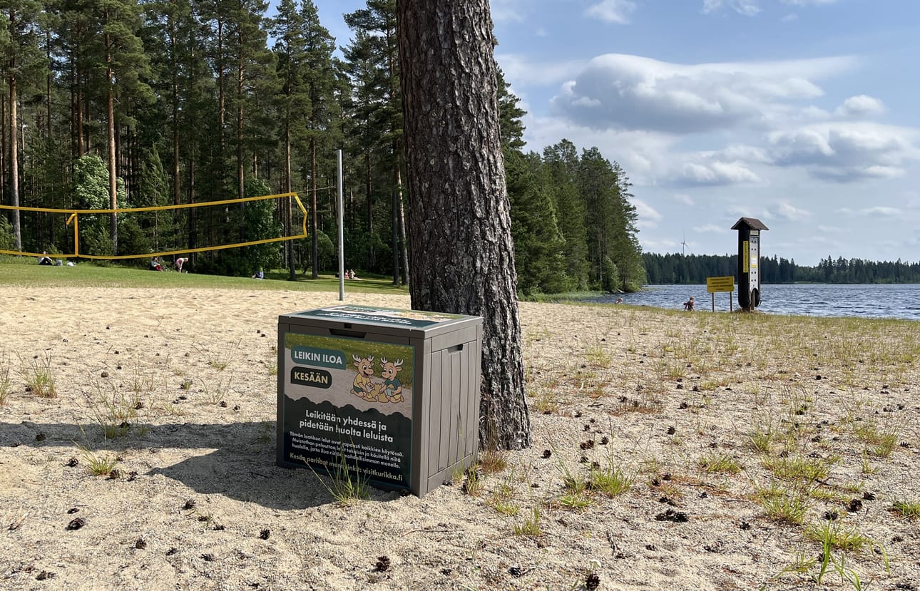 Säläisjärven uimarannalta löytyy Kurikan kaupungin lelulaatikko, josta löytyy monenlaisia välineitä hiekkaleikkeihin.