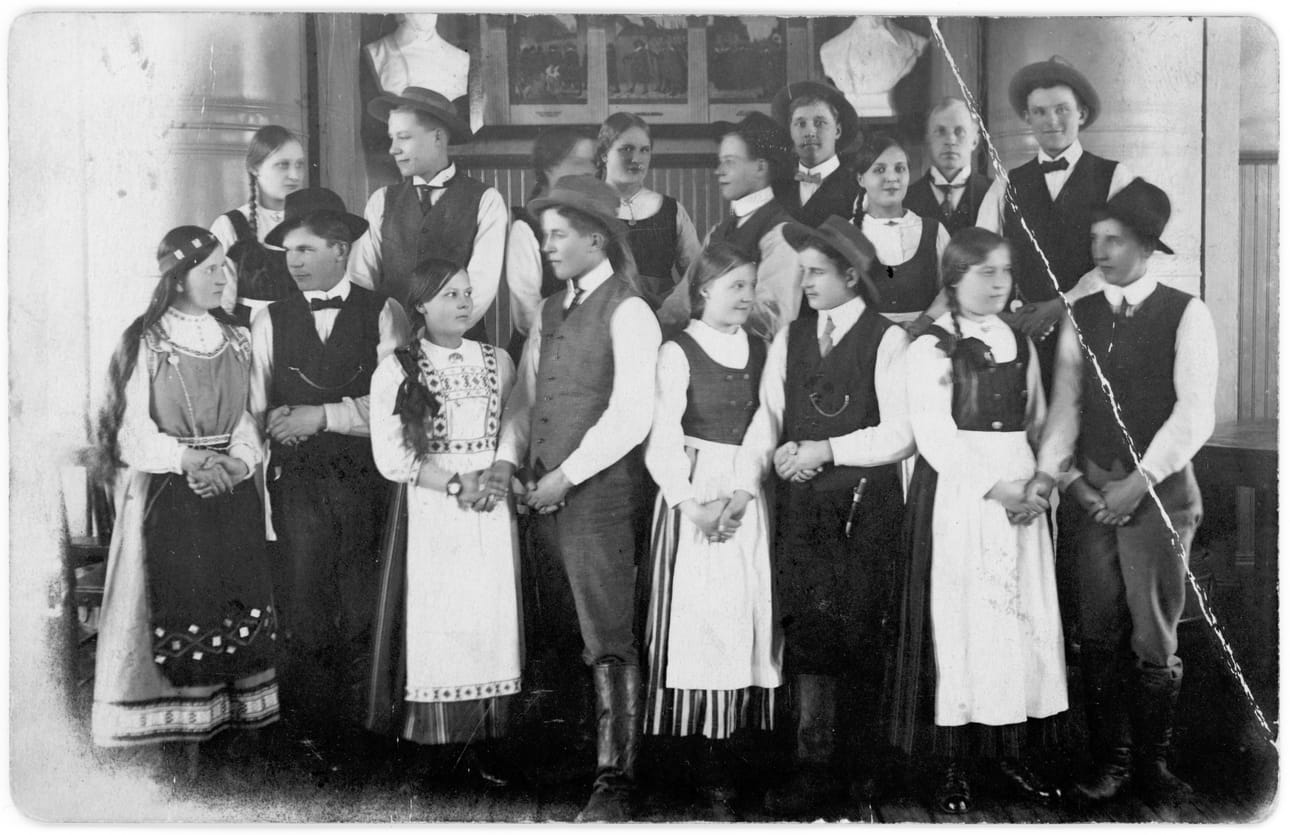 Kansanopiston näytelmäkerholaiset vuonna 1916. Ahti Kangas on hattupäinen poika laitimmaisena oikealla.