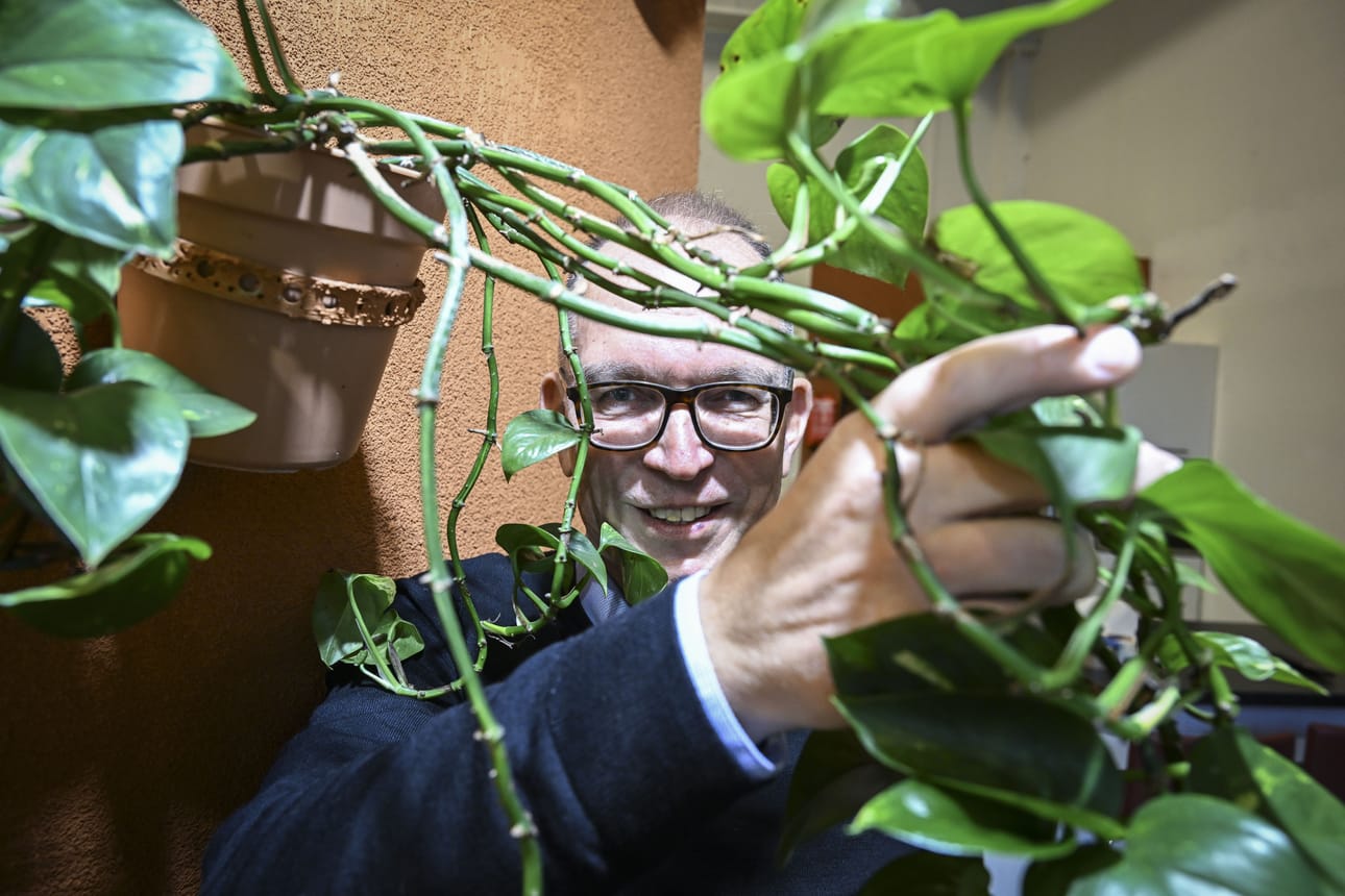 Lohjalla toimii ensimmäinen "biodiversiteettitehdas", jossa testataan ja valmistetaan mikrobiuutetta. Aloituskulut olivat pienet, sillä ensimmäiset erät tuotettiin Kari Sinivuoren autotallissa ja sekoitettiin hänen tehosekoittimellaan. Nyt työkalut ovat vähän järeämpiä. Kuva: KIMMO BRANDT