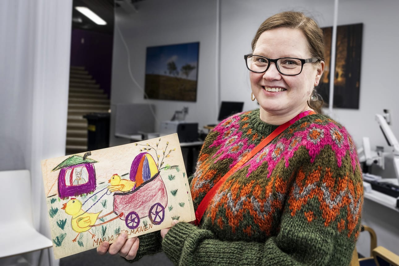 Lapin Kansan arkistosta löytyi yli 40 vuotta vanhoja vahaväripiirustuksia. Marjo Törmänen ehti hakemaan omansa toimituksesta ennen pääsiäistä. – Tämä oli ihana yllätys, Törmänen sanoo. Kaikki muutkin piirtäjät halusivat työt itselleen.