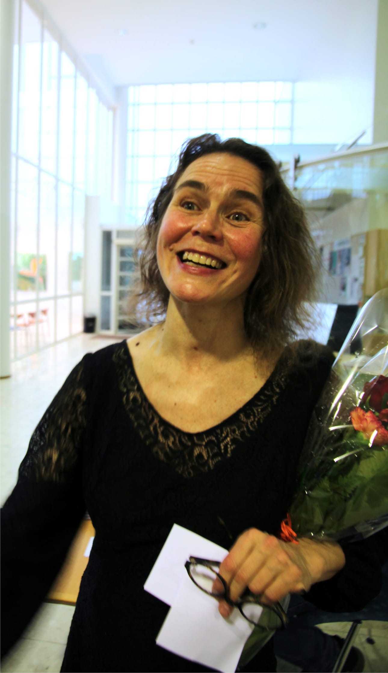 Anne Kauppi vaikuttavan Ligeti-illan jälkimainingeissa Kuusamotalon aulassa.
