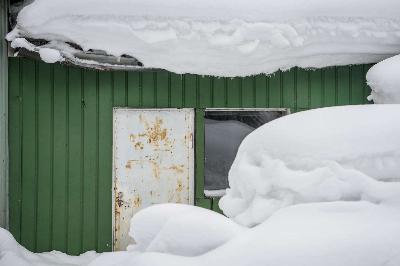 Suositus on, että hallin katolla oleva 50 sentin lumikerros pitää poistaa.