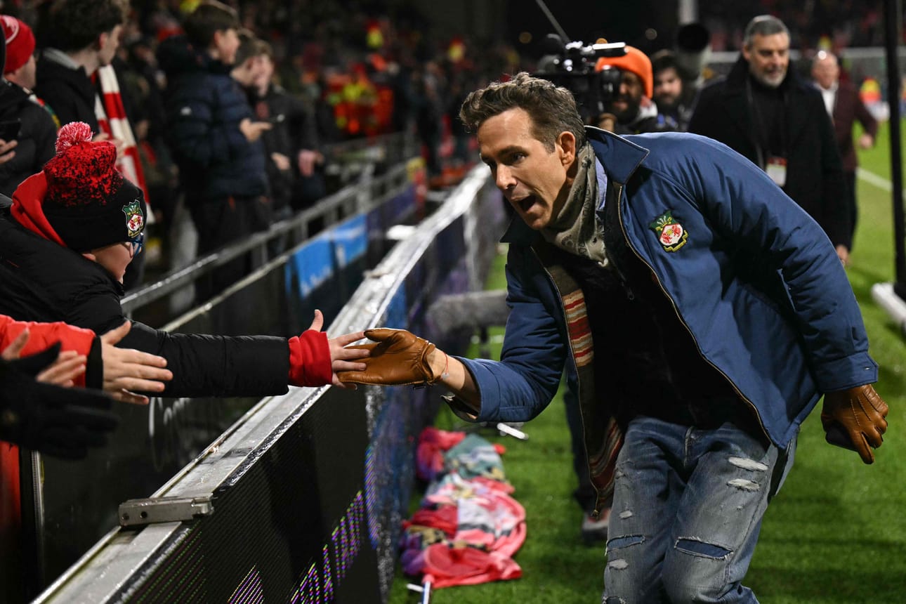 Näyttelijä Ryan Reynolds on toinen Wrexhamin omistajista. Seura tunnetaan maailmanlaajuisesti Netflix-sarja Welcome to Wrexhamin ansiosta.