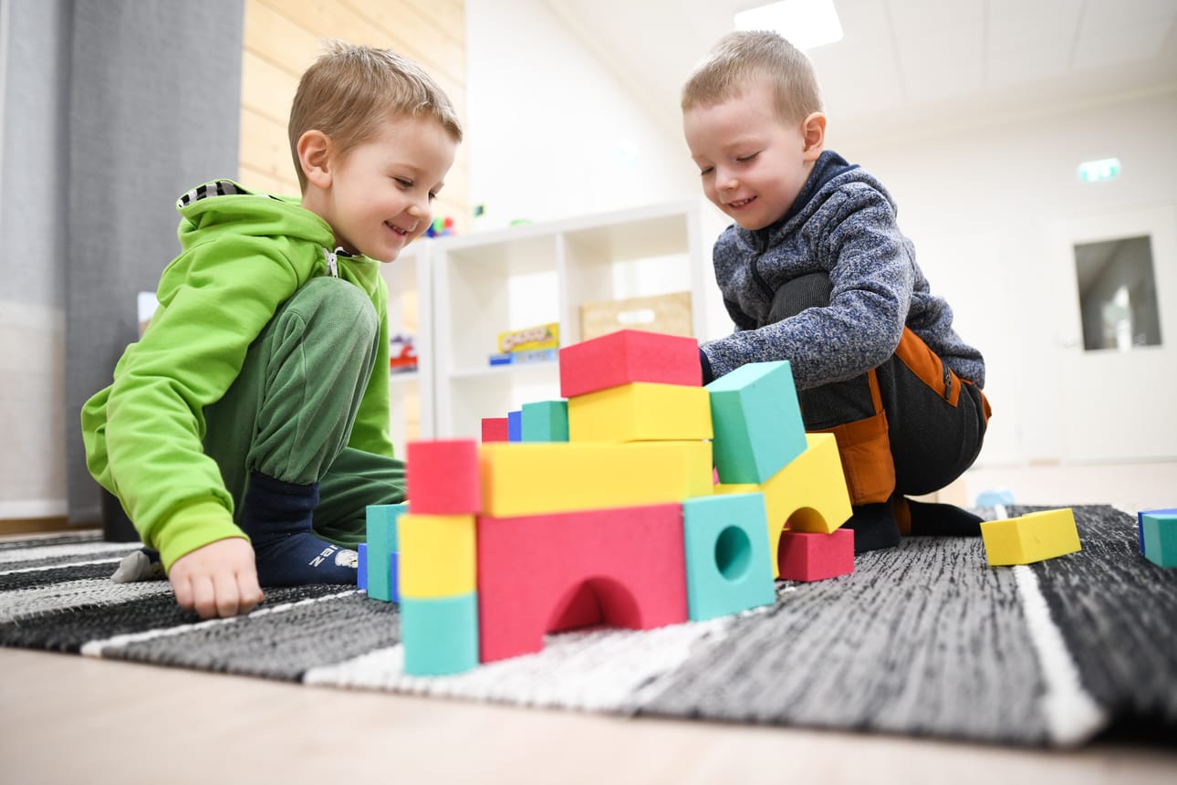Olli Karjalainen (vas.) ja Miika Karjalainen keskittyivät lego ninjago -leikkiinsä ja ninjago-kaupan rakentamiseen.