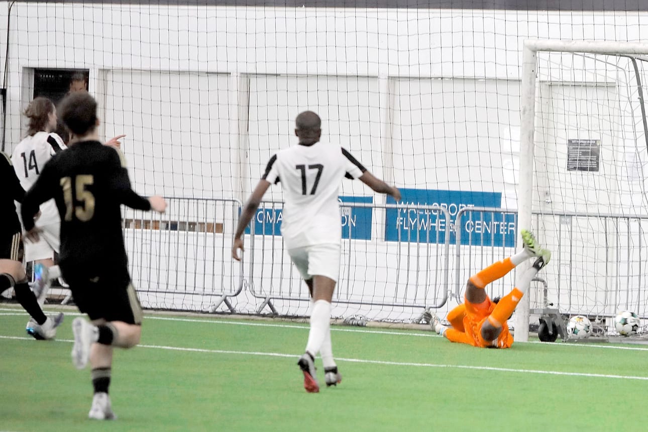 Jonathan Muzinga (17) esiintyi VPS:n paidassa jo liigacupin ottelussa SJK:ta vastaan.