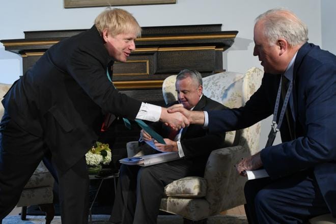 Britannian ulkoministeri Boris Johnson ja Yhdysvaltain apulaisulkoministeri Tom Shannon kättelivät Toronton G7-kokouksessa sunnuntaina. KUVA: DAVE CLARK / EPA