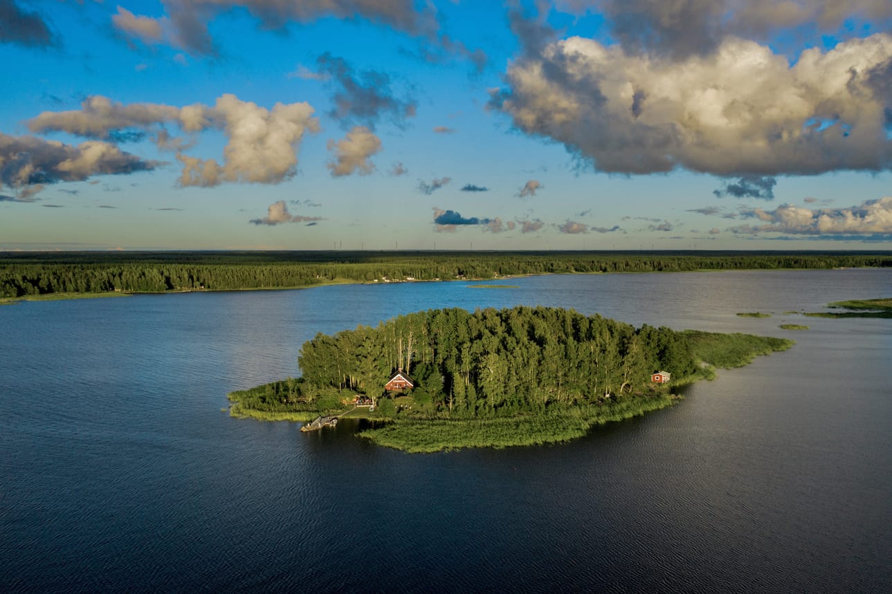 Vanhemmat ovat kertoneet, että oma saari on ollut Timo Pohlin haave jo lapsesta saakka. Aluksi hän suunnitteli hankkivansa sen Välimereltä, mutta päätyi sitten Suomeen ja Maalahteen.