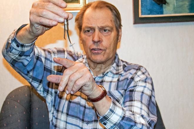Pauli Nevala on viime aikoina kehitellyt sähköpilkkiä, jonka hän uskoo ärsyttävän kalaa ja saavan sen iskemään. Kysymyksessä on uistin, jonka sähkövarauksen pitäisi vaihdella kun pilkkiä nypitään ylös ja alas. KUVA: JORMA HAVULA