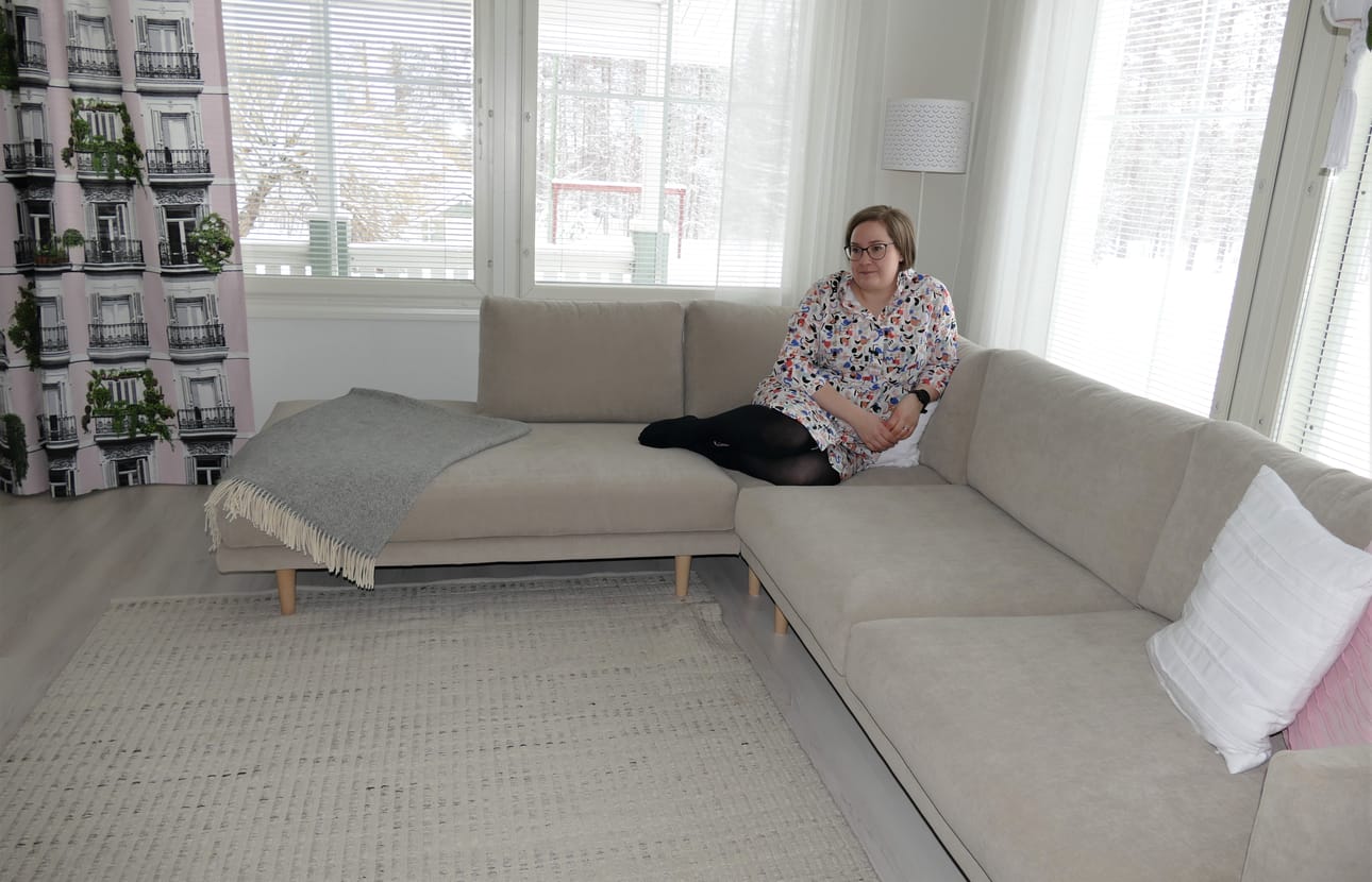 Uuteen kotiin hankittiin olohuoneeseen sopiva kulmasohva.